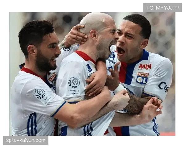 特写:洛里昂门将姆沃戈高接抵挡,力保球门不失成抢分关键